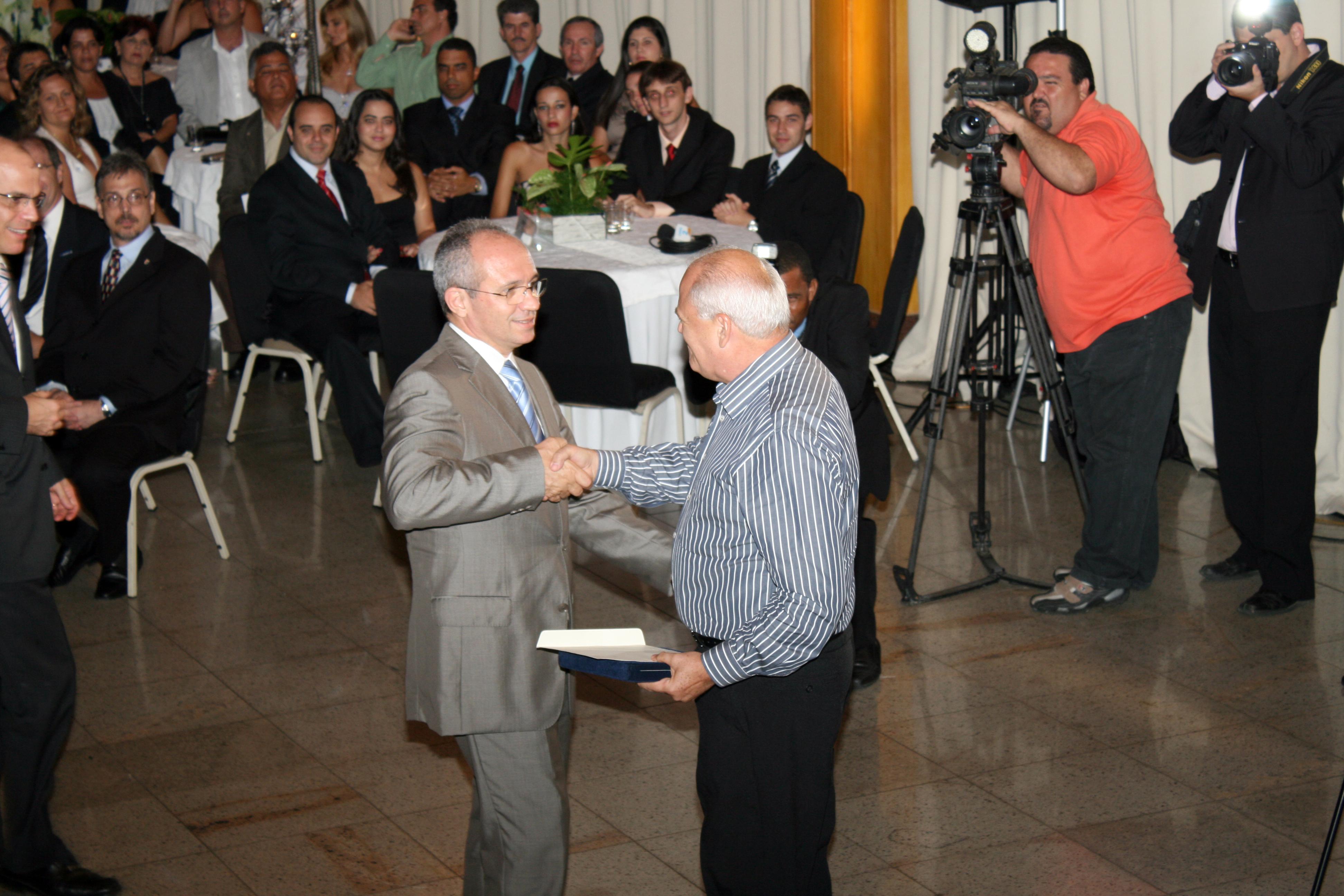 Recebendo cumprimentos do Governador do Estado do Espírito Santo, Paulo Artung pela premiação do MPE